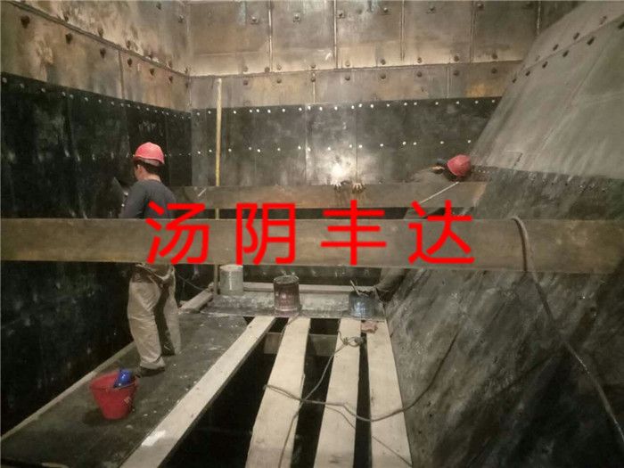 落煤鬥安裝超高（gāo）分子聚（jù）乙烯襯板施（shī）工現場